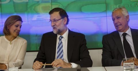 El presidente del Gobierno, Mariano Rajoy entre la secretaria general del PP, Maria Dolores de Cospedal, y el vicesecretario nacional del PP , Javier Arenas. REUTERS/Juan Medina