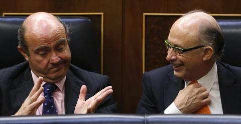 Los ministros de Economía y de Hacienda, Luis de Guindos y Cristóbal Montoro, en sus escaños en el Congreso. EFE