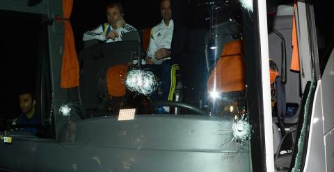 El autobús del Fnerbahce, tras el ataque. EFE