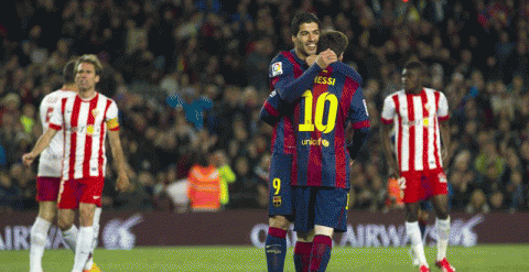 Luis Suárez celebra un gol con Lionel Messi. / EFE