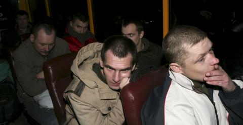 Soldados ucranianos viajan en autobús tras ser liberados a las afueras de Donetsk. / REUTERS