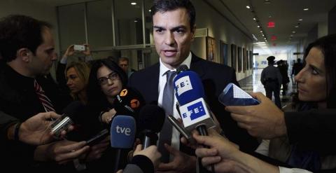 El líder del PSOE, Pedro Sánchez, atiende a los medios tras la reunión que ha mantenido con el secretario general de las Naciones Unidas, Ban Ki-moon, en la sede de la ONU en Nueva York, Estados Unidos, el 8 de abril del 2015. EFE/Justin Lane