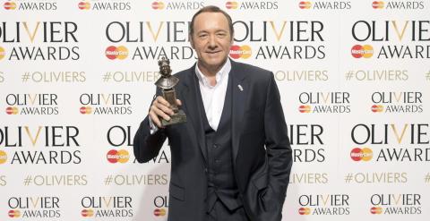 El actor Kevin Spacey ganador en los Premios Oliver en la Royal Opera House, Londres./ FE/EPA-HANNAH MCKAY