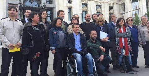 Manuela Carmena, junto a sus compañeros de Ahora Madrid que ocupan los 20 primeros puestos de la lista del 'partido instrumental' a las municipales del 24 de mayo en la capital. A.L.M.