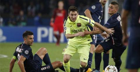 Messi supera a Verratti en el partido de la fase de grupos.
