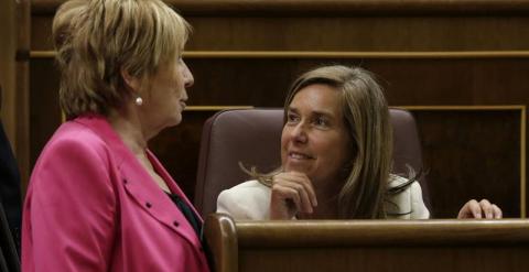 La vicepresidenta del Congreso, Celia Villalobos (i), conversa con su compañera de partido, la diputada y exministra de Sanidad Ana Mato.- EFE