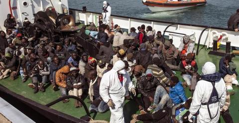 Unos 400 inmigrantes han desaparecido en el mar Mediterráneo después de que la embarcación en la que navegaban con rumbo a Italia naufragara. EFE/Francesco Arena