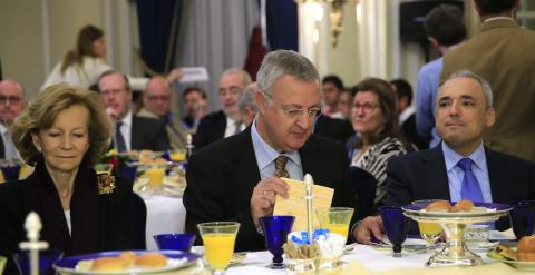 La exministra de Economía y Hacienda Elena Salgado, el exministro de Trabajo y Asuntos Sociales Jesús Caldera, y el presidente de la gestora del PSM, Rafael Simancas, durante el desayuno informativo organizado este jueves por Nueva Economía Fórum en Madri