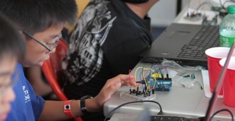 Un grupo de alumnos utiliza un kit de Arduino en una clase.