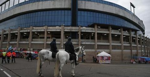 Dos policías a caballo en las inmediaciones del Vicente Calderón. /EFE