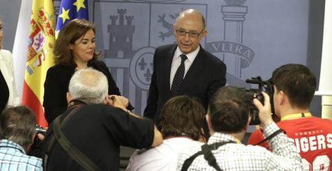 El ministro de Hacienda, Cristóbal Montoro, junto a la vicepresidenta del Gobierno, Soraya Sáenz de Santamaría, antes de la rueda de prensa tras la reunión del Consejo de Ministros. EFE/Angel Díaz