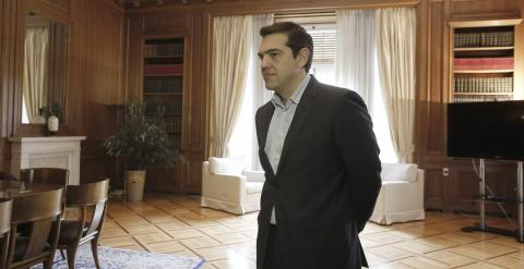 El primer ministro griego, Alexis Tsipras, en su despacho, antes de reunirse con el premio nobel estadounidense Paul Krugman. EFE/EPA/YANNIS KOLESIDIS