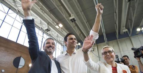 El secretario general del PSOE, Pedro Sanchez (c), el candidato del PSC a la alcaldía de Barcelona, Jaume Collboni (d), y la concejala Carme Andrés (d), saludan a su llegada al polideportivo Can Drago del distrito barcelonés de Nou Barris para celebrar un