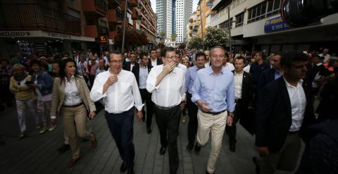 El presidente del Gobierno, Mariano Rajoy, junto al candidato del PP a la Alcaldía de Benidorm, Antonio Pérez, y el presidente de la Generalitat valenciana, Alberto Fabra, durante el paseo que han dado hoy por el centro de Benidorm. EFE/Manuel Lorenzo