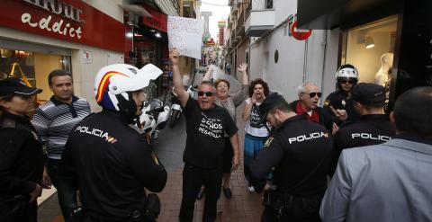 Un grupo de ciudadanos protesta durante la visita que ha realizado el presidente del Gobierno, Mariano Rajoy, por el centro de Benidorm. EFE/Manuel Lorenzo