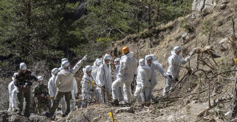 Miembros de los equipos de rescate y de los investigadores,  en el lugar donde se estrelló el avion de Germanwings. REUTERS