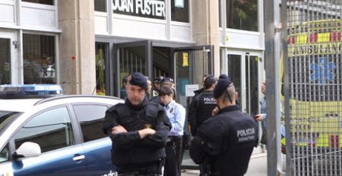 Efectivos de la Policía Nacional a las puertas del Instituto Joan Fuster de Barcelona. EFE/Toni Garriga