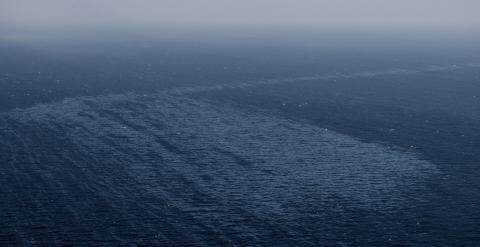 Fotografía facilitada por Greenpeace que ha sobrevolado la zona del hundimiento del pesquero 'Oleg Naydenov', al sur de Gran Canaria, donde ha constatado que el vertido de combustible se extiende por el mar, 'por lo menos, 70 kilómetros'./ EFE