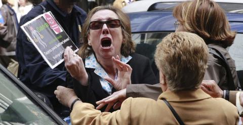 Un grupo de preferentistas se ha manifestado frente a la casa del exvicepresidente del Gobierno Rodrigo Rato, al que han increpado con gritos e insultos. EFE/Zipi