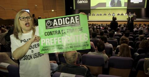 Una afectada por las preferentes protesta durante la junta de accionistas de Bankia. REUTERS/Heino Kalis