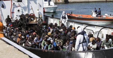 Un grupo de inmigrantes llega al puerto italiano de Corigliano Calabro. / EFE