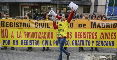 Trabajadores del Registro Civil protestan contra la privatización del organismo. EFE