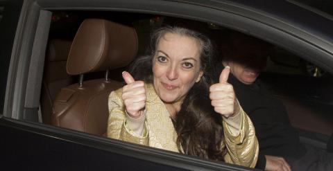 La ciudadana española María José Carrascosa saluda a su salida de prisión hoy, viernes 24 de abril de 2015, en Nueva York (EE.UU.). Carrascosa, presa en el estado de Nueva Jersey desde 2006 por un litigio ligado a la custodia de su hija, salió de prisión