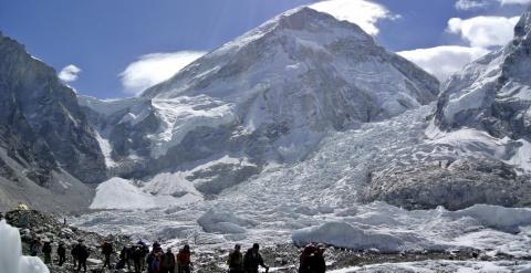 En el Everest los helicópteros de rescate no pueden acceder y se ha instalado un hospital de campaña para atender a los heridos./ REUTERS / Phurba Tenjing Sherpa / Archivos