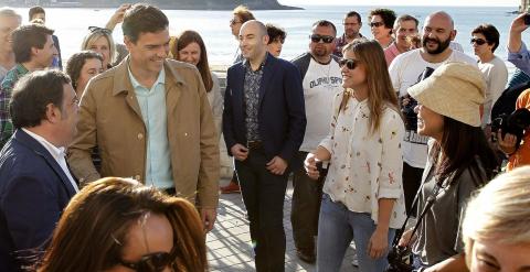 El secretario general del PSOE, Pedro Sánchez saluda a un grupo de personas durante un paseo por San Sebastián./ EFE/Javier Etxezarreta.