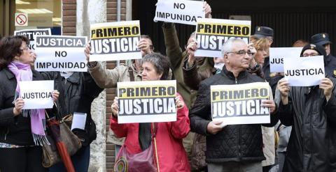 Miembros de la Federación de Asociaciones Vecinales 'Antonio Machado', a las puertas de los juzgados de Valladolid. EFE/Nacho Gallego