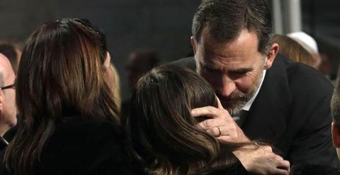 El rey Felipe saluda a familiares de los fallecidos en la basílica de la Sagrada Familia de Barcelona durante el funeral institucional en homenaje a las 150 víctimas del avión de Germanwings./ EFE
