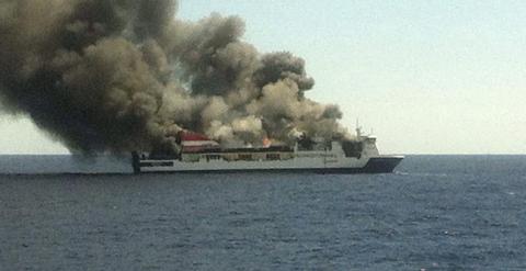 Fotografía facilitada por un viajero evacuado que muestra el incendio de un ferry de la compañía Acciona Trasmediterránea. EFE
