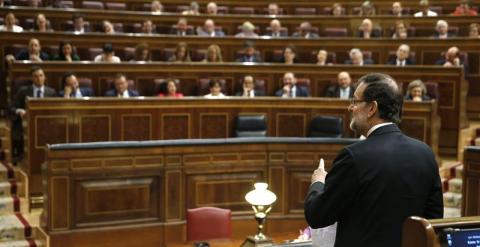 El presidente del Gobierno, Mariano Rajoy (d), durante su intervención en la sesión de control al Ejecutivo. /EFE