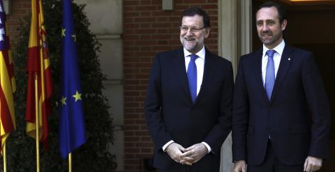 El presidente del Gobierno, Mariano Rajoy, junto al presidente de Baleares, José Ramón Bauzá, a su llegada al Palacio de la Moncloa. EFE/Sergio Barrenechea