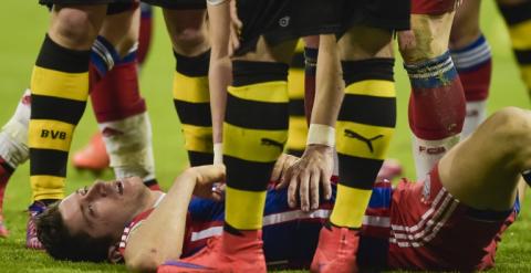 Lewandowski tumbado en el terreno de juego tras chocar con el portero Langerak. /AFP