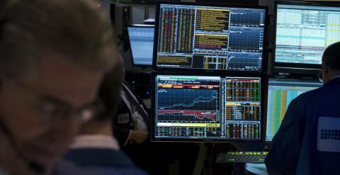 Las pantallas de los broker en el patio de negociación de la bolsa de Wall Street.. REUTERS/Brendan McDermid