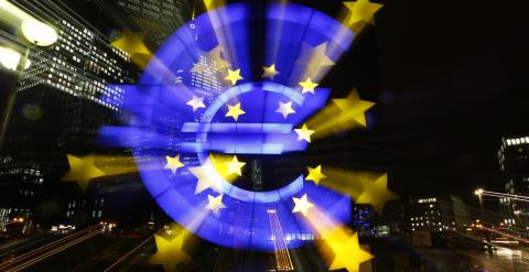 El logo del euro, delante de la sede del BCE en Fráncfort. REUTERS
