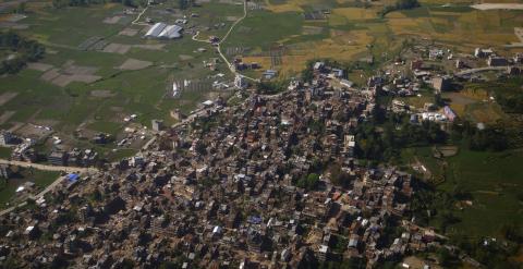 Imagen aérea de Sindhupalchok, con la mayor parte de sus casas derrumbadas. REUTERS