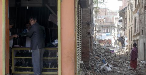 Un hombre compra zapatos en una tienda de la ciudad de Sankhu. /  REUTERS (Athit Perawongmetha)