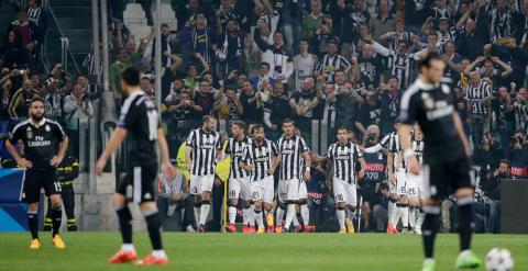 Los jugadores de la Juventus, de fondo, celebran uno de sus goles ante Bale, James y Carvajal. /REUTERS