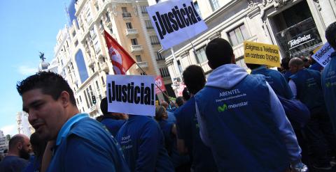 Técnicos de Movistar protestan ante la sede de la multinacional en Madrid.- JAIRO VARGAS
