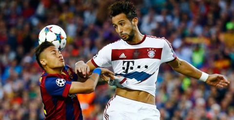 Neymar y Benatia luchan por un balón durante el partido. Reuters / Kai Pfaffenbach