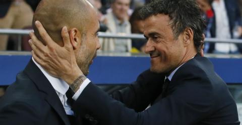 Guardiola y Luis Enrique se saludan antes del partido. Reuters / Albert Gea