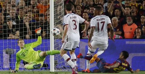 Neuer evita la ocasión de Alves. Reuters / Paul Hanna