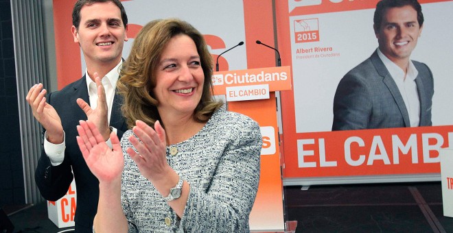 El presidente de Ciudadans, Albert Rivera, junto con la candidata del partido a la alcaldía de Barcelona, Carina Mejías, en la cena con militantes en Barcelona con que Ciudadanos da inicio a la campaña de las elecciones municipales. EFE/TONI GARRIGA