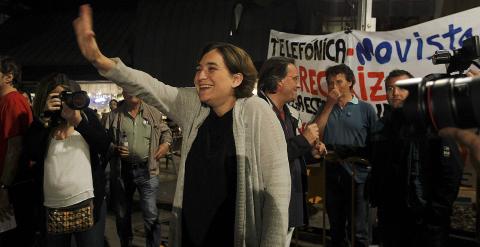 La líder de Barcelona En Comú, Ada Colau, saluda a sus simpatizantes durante el inicio de la campaña electoral para las próximas elecciones municipales y autonómicas del 24 de mayo, esta noche en Barcelona. EFE/Marta Pérez