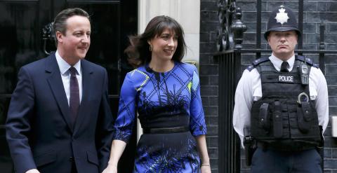 David Cameron y su esposa ponen rumbo al Palacio de Buckingham. /REUTERS