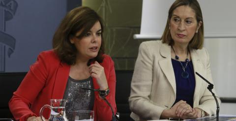 La vicepresidenta del Gobierno, Soraya Sáenz de Santamaría, y la ministra de Fomento, Ana Pastor, durante la rueda de prensa posterior al Consejo de Ministros. EFE/Zipi