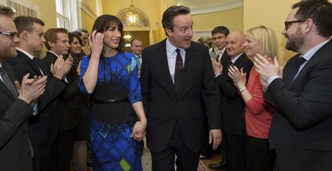 David Cameron y su esposa Samantha regresan al número 10 de Downing Street, y reciben el aplauso de los funcionarios de la residencia del primer ministro. REUTERS/Stefan Rousseau