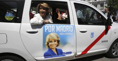 La candidata del PP a la Alcaldía de Madrid, Esperanza Aguirre, en la primera jornada de la campaña electoral, de los los taxis que llevarán estas dos semanas en sus puertas traseras carteles electorales de las candidatas populares Aguirre y Cifuentes. E
